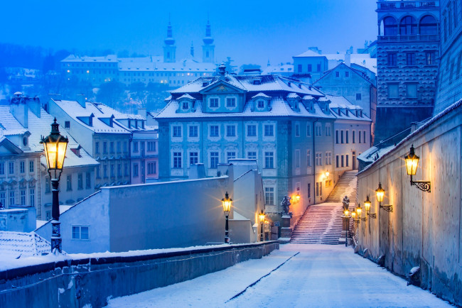 Обои картинки фото города, прага , Чехия, свет, зима, фонари, прага, дома, город, снег, улица