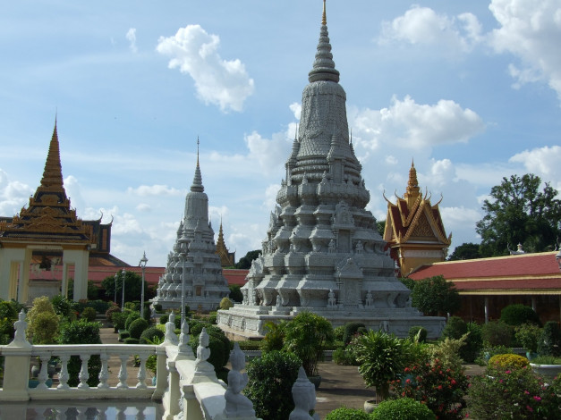 Обои картинки фото королевский, дворец, пномпеня, камбоджа, города, дворцы, замки, крепости, башни, резьба, сад