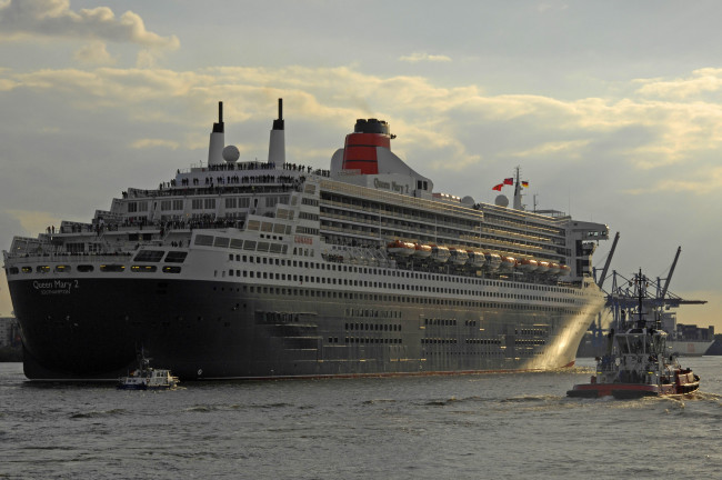Обои картинки фото queen, mary, корабли, разные, вместе, 2, лайнер, буксир