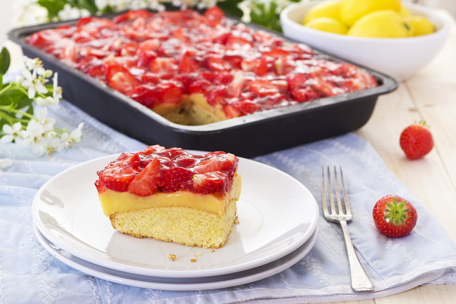Обои картинки фото еда, пироги, клубника, пирог, ягоды, тарелки, вилка, противень