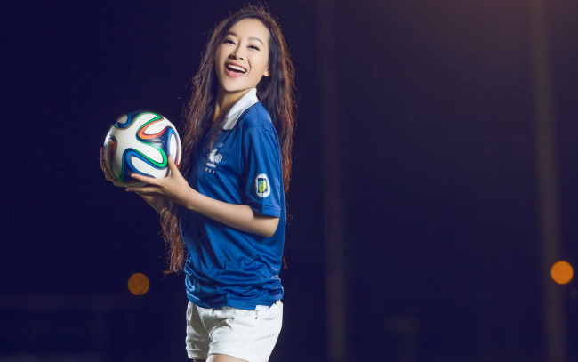 Обои картинки фото девушки, -unsort , азиатки, улыбка, фон, взгляд, мяч
