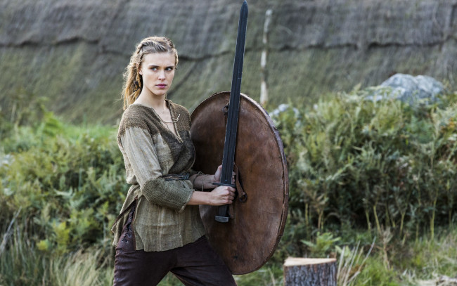 Обои картинки фото кино фильмы, vikings , 2013,  сериал, vikings, девушка, викинги, щит, меч, воин, сериал