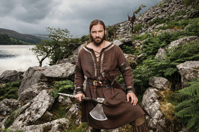 Обои картинки фото кино фильмы, vikings , 2013,  сериал, викинг, топор, меч, ролло, воин, vikings, сериал