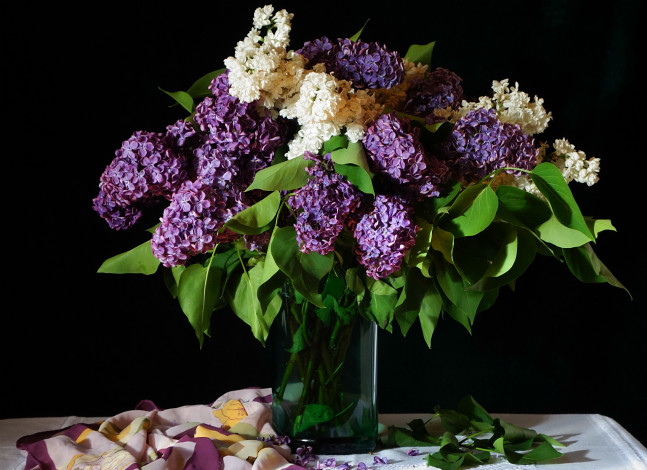 Обои картинки фото цветы, сирень, ваза, букет, платок, белый, лиловый