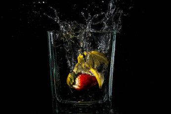 Картинка еда фрукты +ягоды вода брызги