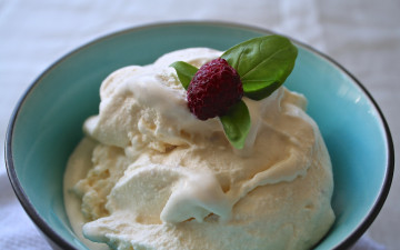 Картинка еда мороженое +десерты ванильное малина