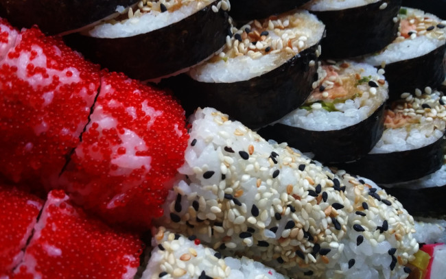 Обои картинки фото еда, рыба,  морепродукты,  суши,  роллы, икра, кунжут