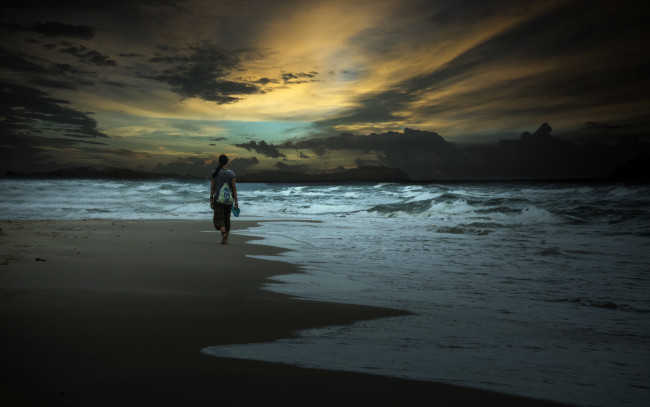 Обои картинки фото природа, побережье, девушка, море, ночь