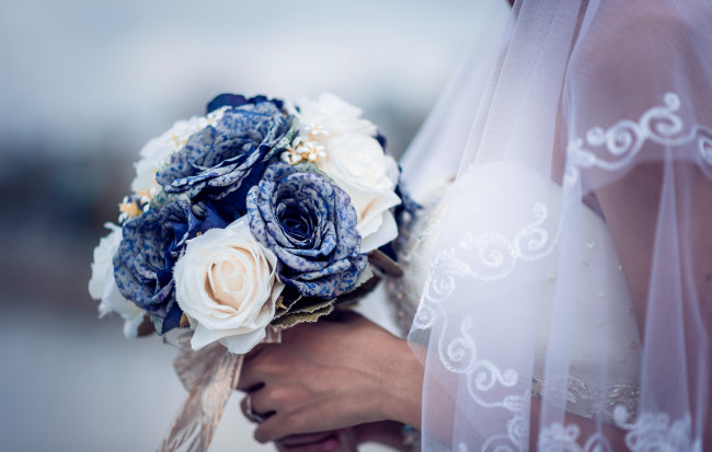 Обои картинки фото разное, ремесла,  поделки,  рукоделие, белые, синие, розы, букет, невестка, фата, руки