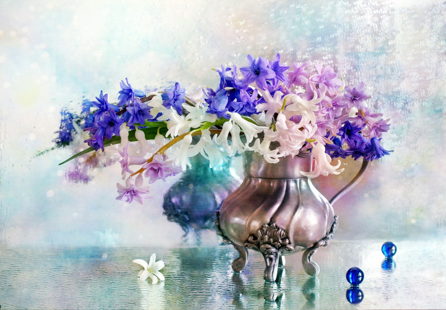 Обои картинки фото цветы, гиацинты, ваза, шарики