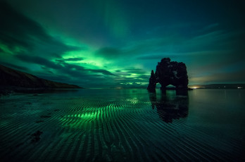 Картинка природа северное+сияние свет ночь скала море пляж северное сияние