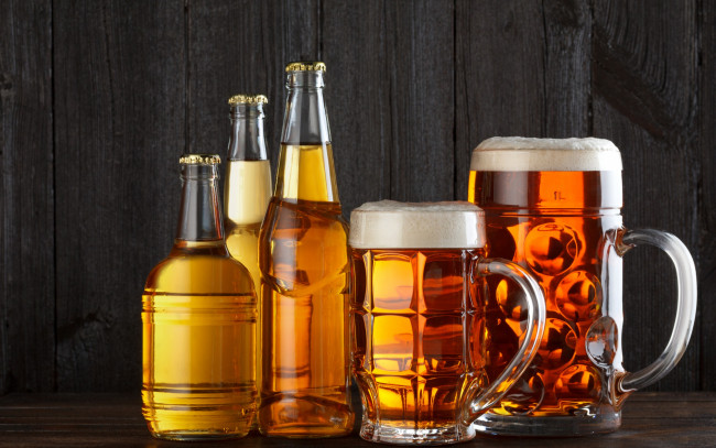 Обои картинки фото еда, напитки,  пиво, бутылки, пиво, пена, кружки