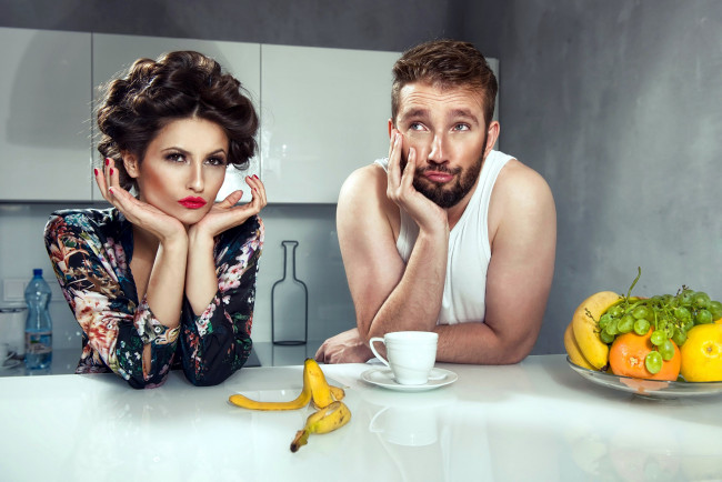 Обои картинки фото разное, мужчина женщина, кухня, фрукты, скука