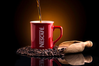 Картинка бренды nescafe nescafе кофе совок фон отражение кружка кофейные зёрна