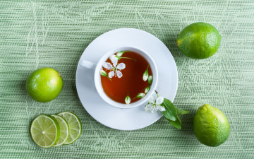 Картинка еда напитки +Чай на столе с зелеными лаймами Чашка чая