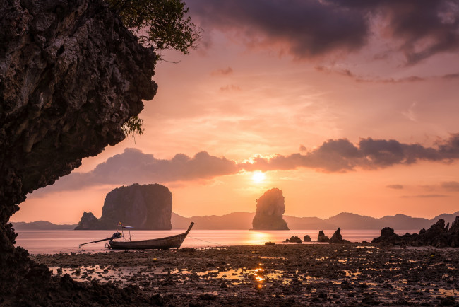 Обои картинки фото корабли, моторные лодки, небо, скалы, thailand, закат, hong, islands, лодка, тайланд, море, krabi