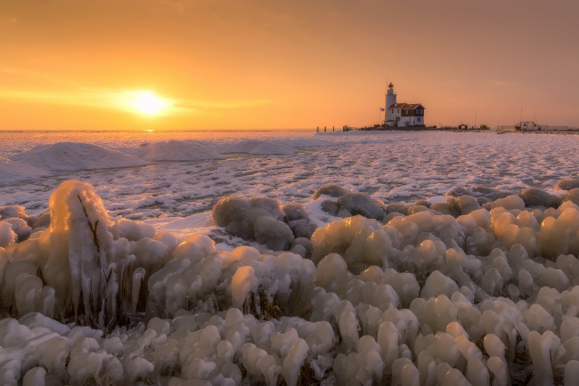 Обои картинки фото природа, маяки, берег, лёд, закат, маяк, море