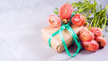 Картинка праздничные подарки+и+коробочки ранункулюс бант подарок