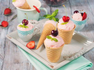 Картинка еда мороженое +десерты ягоды клубника черешня вафельный стаканчик
