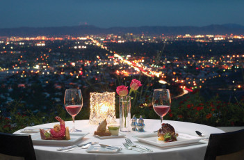 обоя еда, сервировка, вечер, огни, панорама, свеча, закуска, приборы, розы