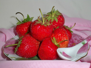 Картинка еда клубника земляника ягоды тарелка ложка