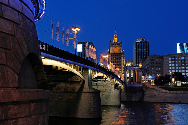 Обои картинки фото города, москва, россия, мид, ночь, огни, река, мост