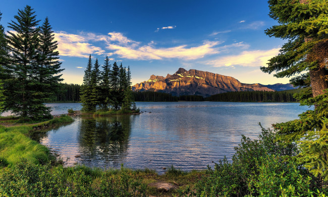 Обои картинки фото природа, реки, озера, канада, лес, горы, трава, небо, облака, озеро, берег, деревья
