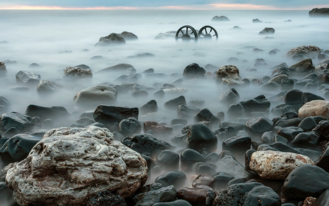 Обои картинки фото природа, побережье, колеса, туман
