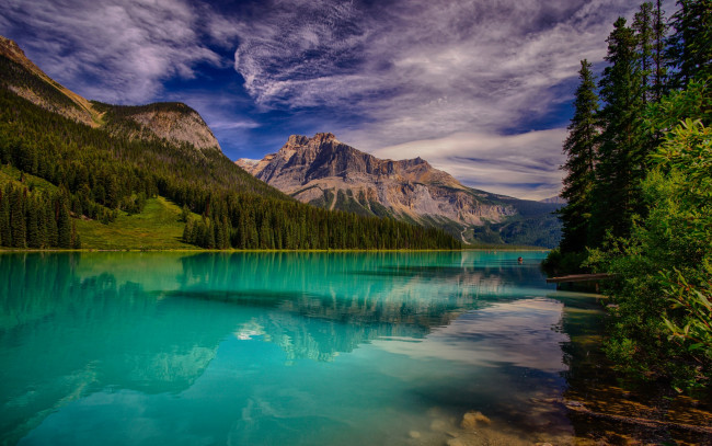 Обои картинки фото природа, реки, озера, горы, небо, emerald, lake, красота, облака, озеро, деревья, лес, yoho, national, park, канада