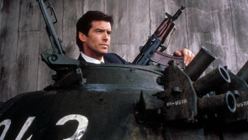 обоя кино фильмы, 007,  golden eye, оружие, танк, костюм, джеймс, бонд