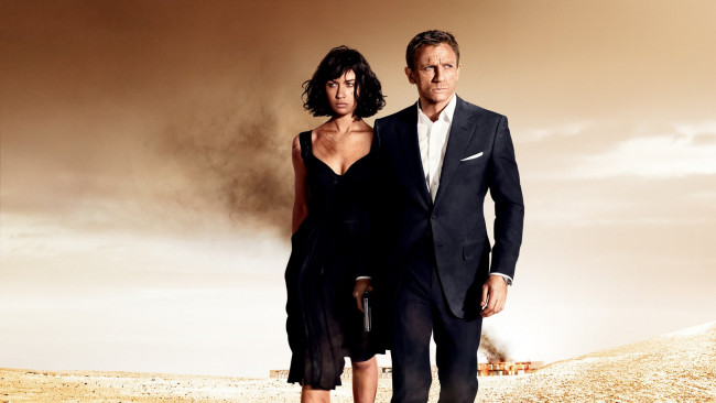 Обои картинки фото кино фильмы, 007,  quantum of solace, пустыня, девушка, оружие, джеймс, бонд