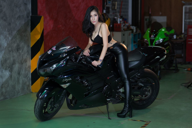 Обои картинки фото мотоциклы, мото с девушкой, zx-14r, мотоцикл, ninja, kawasaki, байкерша