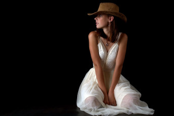 Картинка девушки -+брюнетки +шатенки белое платье шляпа