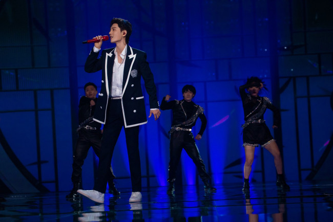 Обои картинки фото мужчины, xiao zhan, актер, певец, пиджак, микрофон, подтанцовка