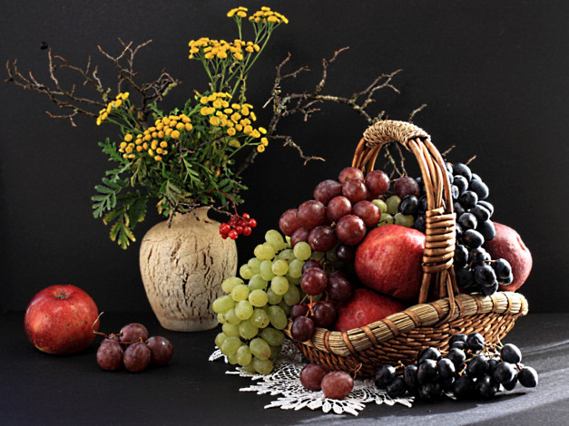 Обои картинки фото еда, натюрморт, яблоки, виноград, ваза, корзина