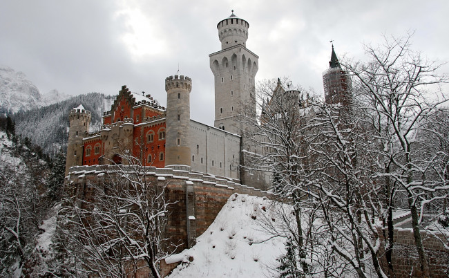 Обои картинки фото города, замок, нойшванштайн, германия, зима, снег, лес, деревья, гора