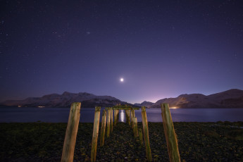 Картинка природа побережье луна звезды ночь опоры горы озеро снег лунная дорожка