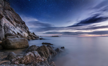 Картинка природа побережье небо гладь вода камни скалы пейзаж звезды облака море