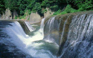 Картинка природа водопады камни зелень скалы пена