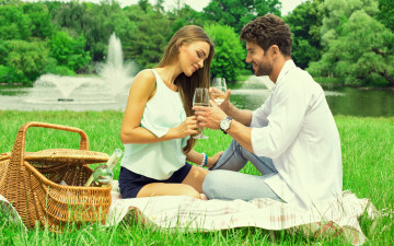 Картинка разное мужчина+женщина влюбленные корзина девушка парень вино фантаны река травка природа бокалы