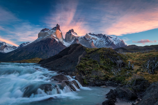 Обои картинки фото природа, горы, река, торрес, дель, пайне, национальный, парк, патагония, Чили, torres, del, paine, chile, восход, облака
