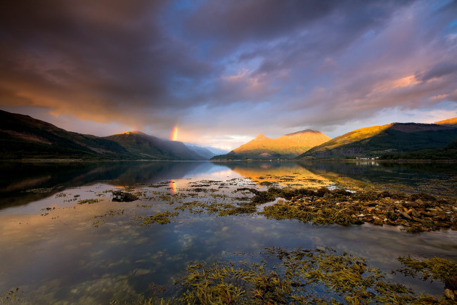 Обои картинки фото природа, радуга, тучи, облака, горы, озеро, лох-левен, шотландия