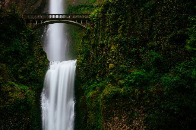 Обои картинки фото природа, водопады, водопад, поток, мост, зелень, горы