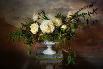 Картинка цветы розы композиция ваза зелень