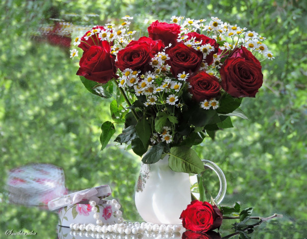 Обои картинки фото цветы, букеты,  композиции, ромашки, подарок, натюрморт, фото, бусы, ваза, жемчуг, композиция, розы