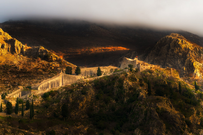 Обои картинки фото kotor castle in the clouds, города, - панорамы, ночь, бухта