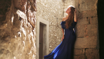 Картинка девушки -+брюнетки +шатенки темно синее платье длинные волосы брюнетки дверной проем