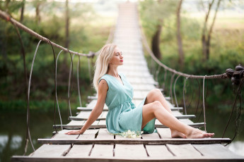 Картинка девушки -+блондинки +светловолосые блондинка лето подвесной мост сидя платье