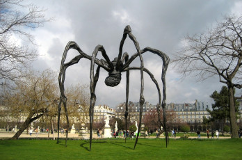 Картинка города памятники скульптуры арт объекты большой паук