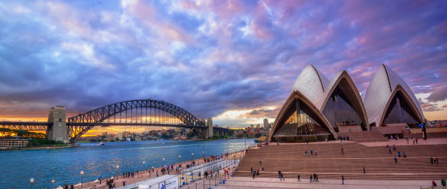 Обои картинки фото города, сидней , австралия, люди, облака, закат, небо, фонари, набережная, город, панорама, мост